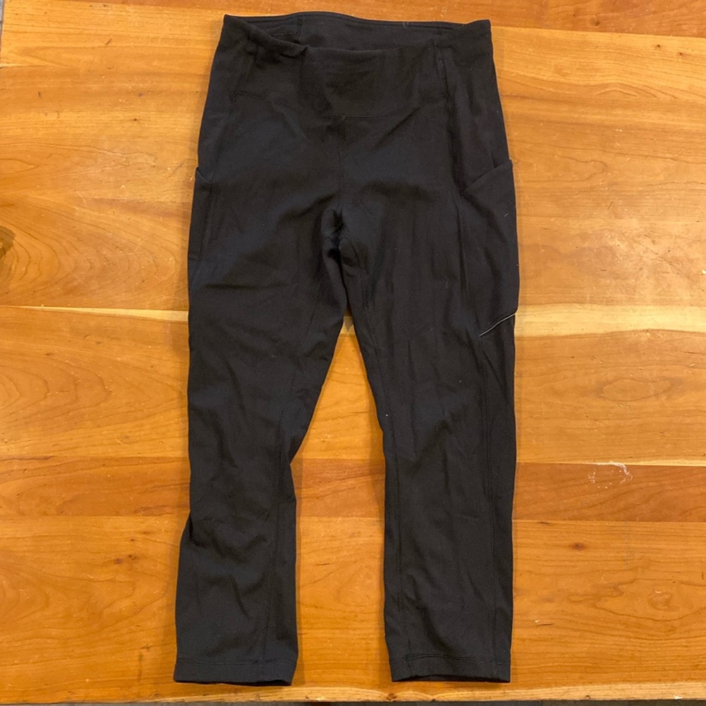 Lululemon size 6 black cropped leggings!